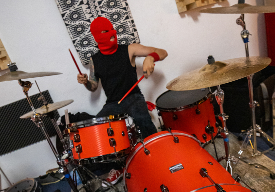 Intruder Red Artist Pic 02