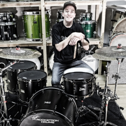 Tobias Gerth mit Rockstroh Drums Custom Set